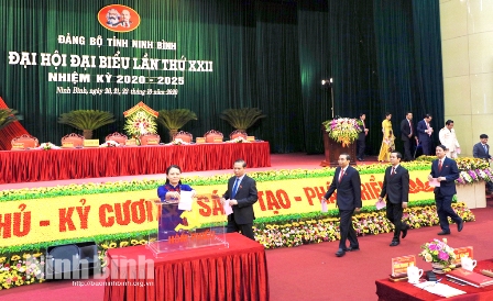 Các đại biểu bỏ phiếu bầu BCH Đảng bộ tỉnh khóa XXII.