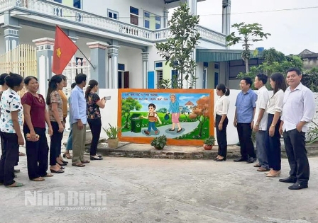 Vẽ tranh tường của Hội Phụ nữ thị trấn Yên Ninh (Yên Khánh). Ảnh: CTV