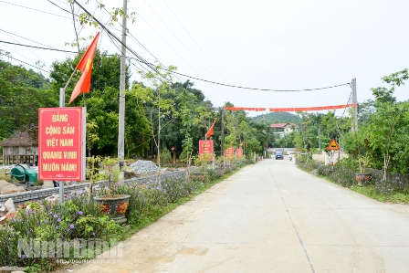 Tuyến đường bê tông xã Cúc Phương được hội viên phụ nữ trồng hoa hai bên đường, tạo cảnh quan đẹp mắt.