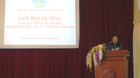 Đồng chí Nguyễn Thị Tỉnh, UVBCH TW Hội LHPN Việt Nam, Chủ tịch Hội LHPN tỉnh phát biểu chỉ đạo tại lớp bồi dưỡng.