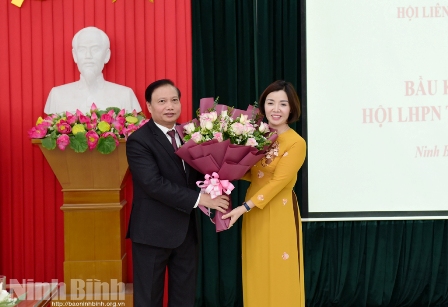 Đồng chí Phó Bí thư Thường trực Tỉnh ủy tặng hoa chúc mừng đồng chí Đào Thị Hòa.