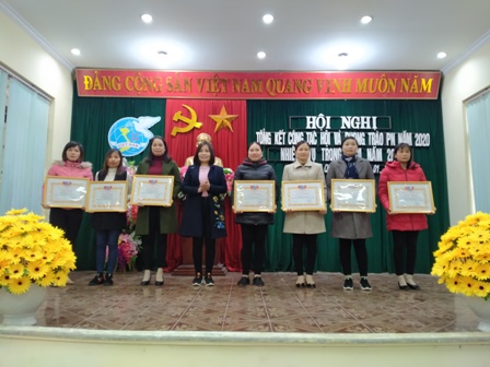 Đồng chí Nguyễn Thị Hương, HUV, Chủ tịch Hội LHPN huyện Nho Quan trao Bằng khen cho các tập thể, cá nhân có nhiều thành tích trong chỉ đạo, triển khai công tác Hội năm 2020