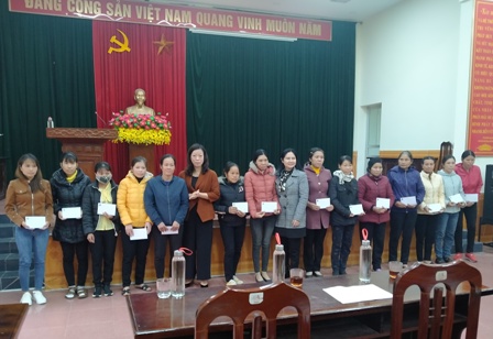 Lãnh đạo Hội LHPN tỉnh và Lãnh đạo Huyện ủy Nho quan tặng quà cho hội viên, phụ nữ có hoàn cảnh khó khăn của huyện.