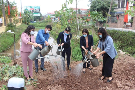 Lãnh đạo Hội LHPN tỉnh và lãnh đạo Huyện ủy Kim Sơn trồng cây tại xã Thượng Kiệm, huyện Kim Sơn
