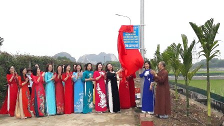 Các đại biểu gắn biển “Đường cây phụ nữ” tại xã Gia Phương.