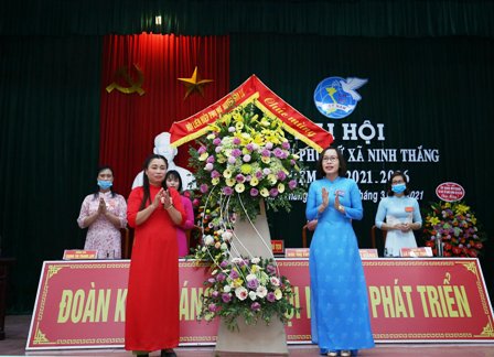 Đồng chí Phạm Thị Kim Oanh, HUV, Chủ tịch Hội LHPN huyện Hoa Lư tặng hoa chúc mừng Đại hội.
