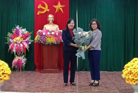 Đồng chí Vũ Thị Hà - Phó Chủ tịch Hội LHPN tỉnh tặng hoa chúc mừng Tân Chủ tịch Hội LHPN huyện Nho Quan