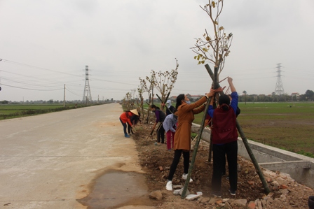 Cán bộ, hội viên phụ nữ trồng cây tại xã Ninh Khang, huyện Hoa Lư