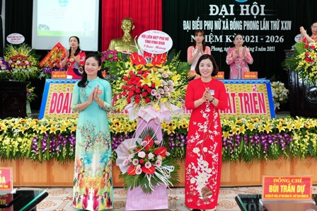 Đồng chí Đào Thị Hòa, TUV, UV BCH Hội LHPN Việt Nam, Chủ tịch Hội LHPN tỉnh tặng hoa chúc mừng Đại hội.
