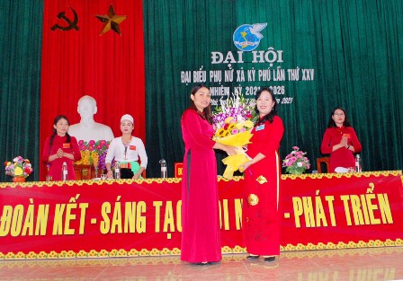 Đồng chí Hoàng Thị Ngân, HUV, Chủ tịch Hội LHPN huyện Nho Quan tặng hoa chúc mừng Đại hội.