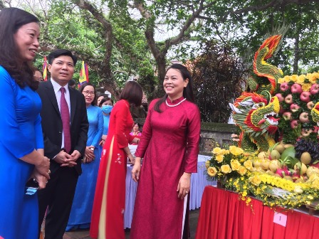 Đồng chí Nguyễn Thị Thu Hà, UV TW Đảng, Bí thư Tỉnh ủy, Trưởng đoàn đại biểu Quốc hội tỉnh thăm quan mâm ngũ quả của các đội tuyển.