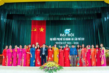 Các đồng chí lãnh đạo Hội LHPN tỉnh, lãnh đạo Huyện Yên Khánh chụp ảnh lưu niệm cùng Ban Chấp hành Hội LHPN xã Khánh An, nhiệm kỳ 2021-2026