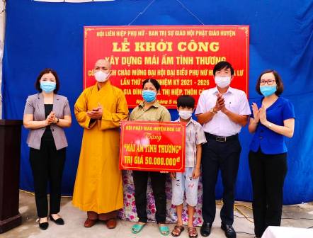 Lãnh đạo Hội Phụ nữ tỉnh, huyện Hoa Lư và Hội Phật giáo huyện Hoa Lư trao tiền ủng hộ xây dựng "mái ấm tình thương" cho gia đình chị Lê Thị Hiệp.