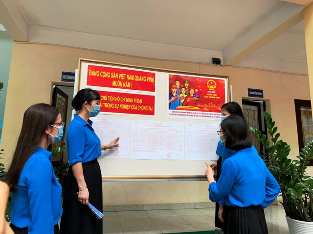 Cán bộ Hội LHPN tỉnh Ninh Bình xem danh sách, tiểu sử người ứng cử Đại biểu Quốc hội và Đại biểu Hội đồng nhân dân tỉnh trên địa bàn.
