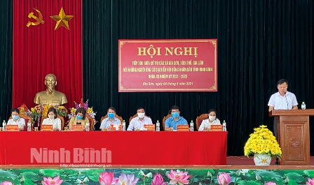Các ứng cử viên trình bày chương trình hành động tại hội nghị tiếp xúc cử tri tại xã Gia Sơn, Nho Quan. Ảnh: Hồng Vân
