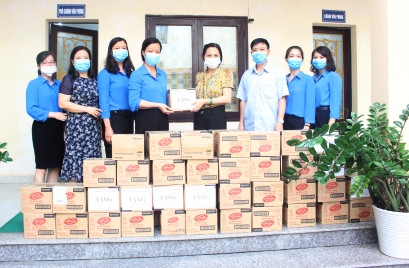 Lãnh đạo Hội LHPN tỉnh trao tặng nước rửa tay khô cho Lãnh đạo Sở Y tế Ninh Bình.