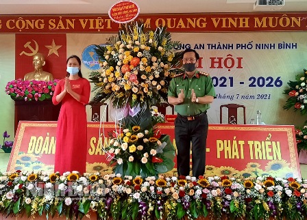 Đại tá Phạm Văn Sơn, TVTU, Giám đốc Công an tỉnh tặng hoa chúc mừng đại hội.