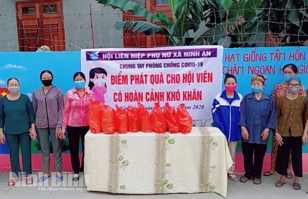 Hội LHPN xã Ninh An (Hoa Lư) tặng quà phụ nữ có hoàn cảnh khó khăn. Ảnh tư liệu: Đức Lam
