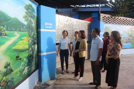 Lãnh đạo Hội LHPN tỉnh kiểm tra mô hình "Nhà sạch, đường đẹp" tại xã Ninh Tiến, TP. Ninh Bình