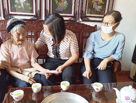 Hội LHPN huyện Gia Viễn thăm hỏi, tặng quà mẹ Việt Nam anh hùng Nguyễn Thị Ruộng, xã Gia Thịnh