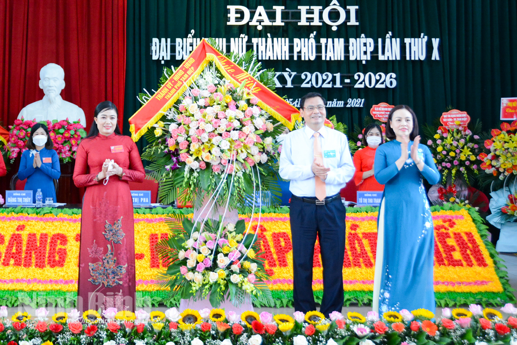 Lãnh đạo Đoàn ĐBQH tỉnh và thành phố Tam Điệp tặng hoa chúc mừng đại hội. Ảnh: Mạnh Tuấn