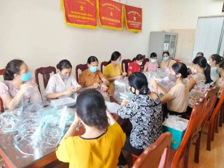 Cán bộ, hội viên phụ nữ huyện Kim Sơn làm kính chắn giọt bắn ủng hộ công tác phòng, chống dịch Covid - 19