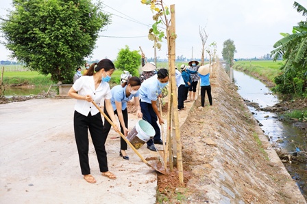 Lãnh đạo Hội LHPN huyện, lãnh đạo Hội LHPN xã Khánh Hải tham gia trồng tuyến đường cây