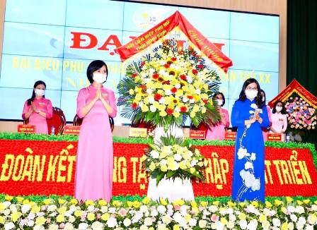 Đồng chí Vũ Thị Hà - Phó Chủ tịch Hội LHPN tỉnh tặng hoa chúc mừng Đại hội