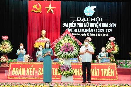 Đồng chí Bí thư Huyện ủy Kim Sơn tặng hoa chúc mừng đại hội.