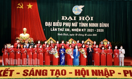 Các đồng chí lãnh đạo tỉnh tặng hoa chúc mừng BCH Hội LHPN tỉnh khóa XIII.