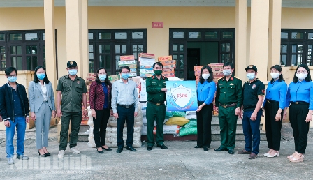 Lãnh đạo Hội LHPN tỉnh trao quà ủng hộ cho người dân tại khu cách ly tập trung và lực lượng phòng, chống dịch tại huyện Yên Khánh.
