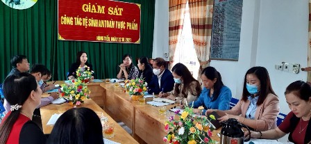Hội LHPN huyện Kim Sơn giám sát bếp ăn mầm non xã Hùng Tiến