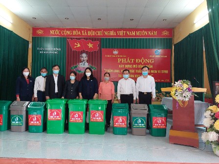 Lãnh đạo trao thùng rác cho các hộ gia đình và khu dân cư
