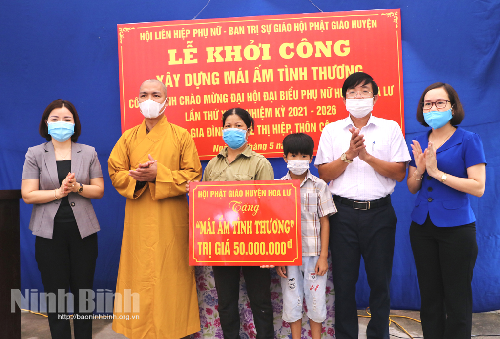 Lãnh đạo Hội Phụ nữ tỉnh, huyện Hoa Lư và Hội Phật giáo huyện Hoa Lư trao tiền ủng hộ xây dựng Mái ấm tình thương cho gia đình chị Lê Thị Hiệp