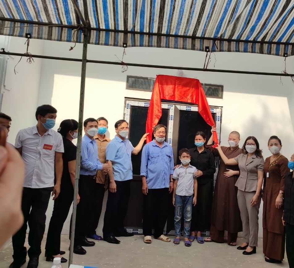 Các đại biểu dự lễ khánh thành Mái ấm tình thương tại gia đình chị Đinh Thị Hương Thị Hương, xã Phú Lộc, huyện Nho Quan
