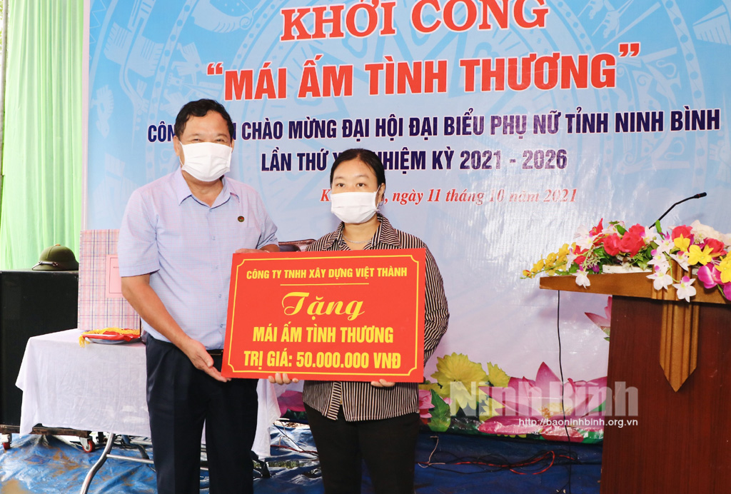 Lãnh đạo Công ty TNHHXD Việt Thành trao tiền ủng hộ xây dựng Mái ấm tình thương cho gia đình chị Phạm Thị Bình, xã Khánh An, huyện Yên Khánh