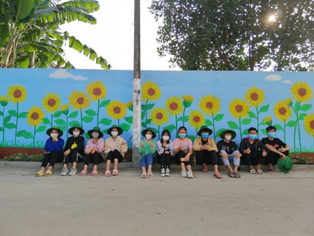 Các bạn sinh viên Đại học Hoa Lư bên một bức tranh tường vừa hoàn thành.