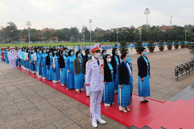 Các đại biểu đặt vòng hoa vào lăng viếng Chủ tịch Hồ Chí Minh.