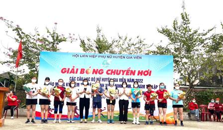 Ban Tổ chức tặng hoa cho các Câu lạc bộ tham gia giải đấu.