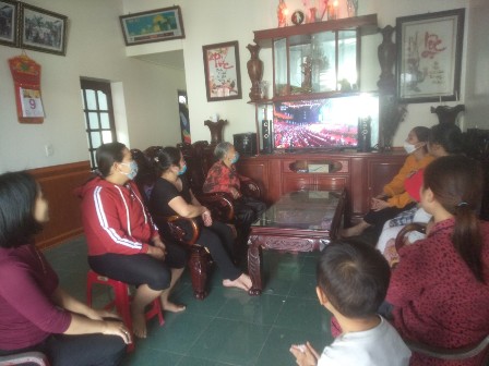 Hội viên, phụ nữ huyện Kim Sơn theo dõi truyền hình trực tiếp phiên khai mạc Đại hội đại biểu phụ nữ toàn quốc lần thứ XIII