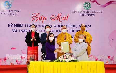 Hội LHPN huyện Kim Sơn và Ban Ni giới Giáo hội Phật giáo Việt Nam huyện ký kết chương trình phối hợp hành động.