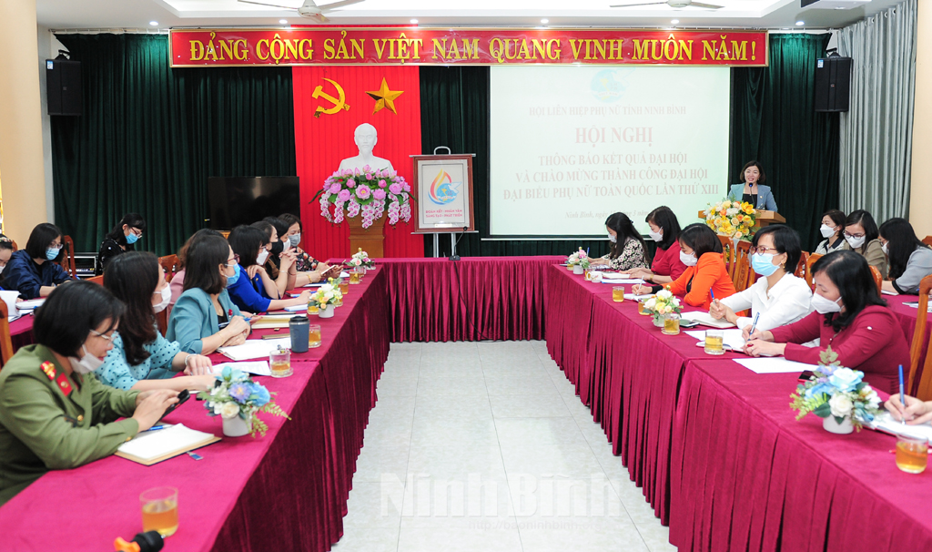 Đồng chí Chủ tịch Hội LHPN tỉnh thông báo nhanh kết quả Đại hội đại biểu phụ nữ toàn quốc lần thứ XIII.