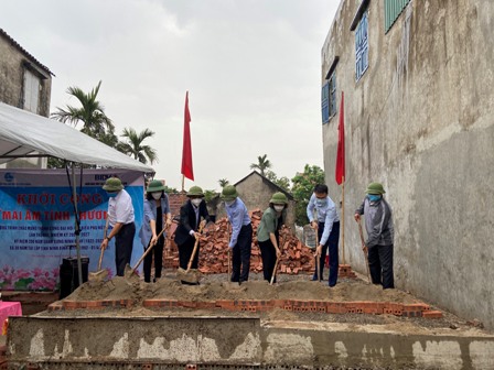 Các đại biểu khởi công xây dựng MATT cho gia đình chị Đinh Thị Dần