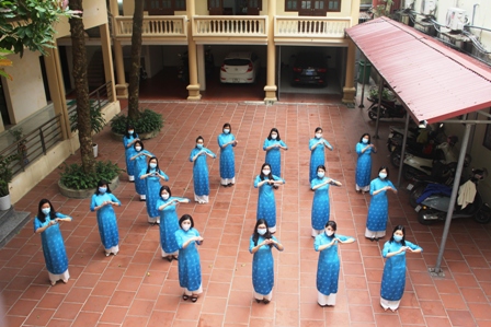 Chị em cán bộ Hội LHPN tỉnh Ninh Bình trong tà áo dài đồng phục Hội.