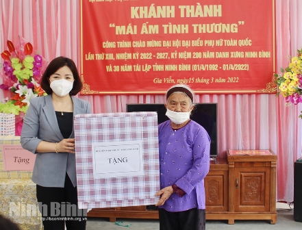Lãnh đạo Hội Phụ nữ tỉnh trao quà cho gia đình bà Lê Thị Bát.