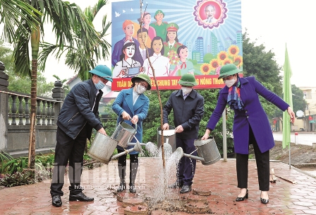 Phụ nữ Tam Điệp hưởng ứng Tết trồng cây tại xã Yên Sơn. Ảnh: Trường Giang