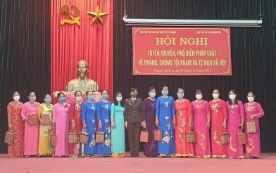 Các đồng chí lãnh đạo Hội LHPN huyện, Hội Phụ nữ công an huyện trao quà chúc mừng nhân dịp Quốc tế phụ nữ 8-3.