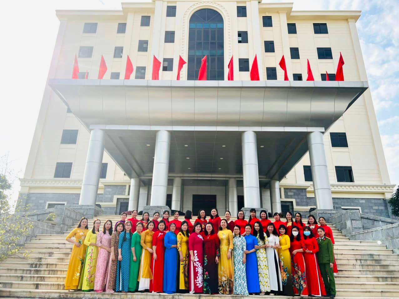 Cán bộ nữ huyện Gia Viễn hưởng ứng "Tuần lễ Áo dài 2022" do TW Hội LHPN Việt Nam phát động