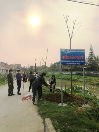 Các đại biểu và nhân dân thôn Sào Thượng xã Lạng Phong tích cực tham gia trồng cây