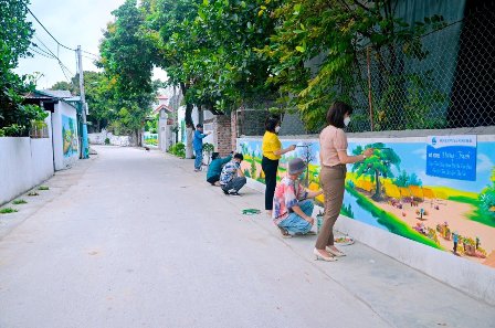 Cán bộ, hội viên phụ nữ Ninh Hải vẽ tranh tường